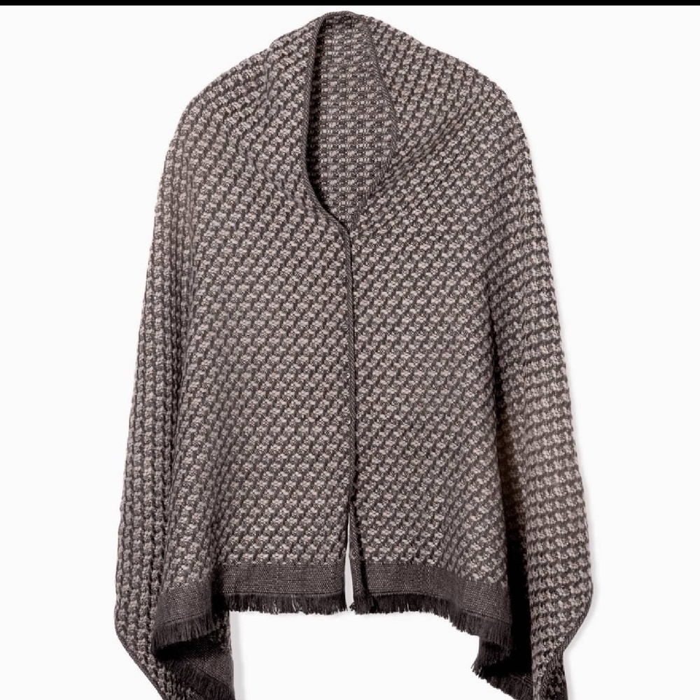 Cortina Poncho Scarf

Previous

￼

￼

￼

￼

￼

￼